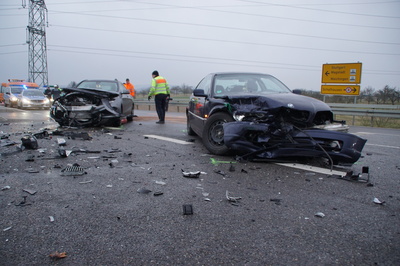 Magstadt: Zwei schrottreife Autos bei Abbiegefehler 